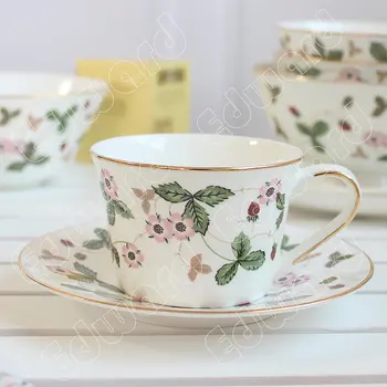 Egy Csésze Tea, valamint Csészealjak Európai Stílusú Kerámia Kávés Bögre Epres Minta Délután Bögre Étterem Klasszikus Design Háztartási Használatra